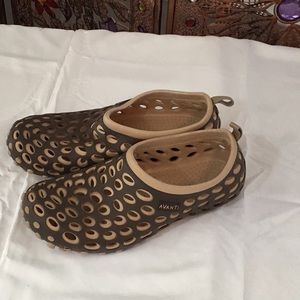 Women’s Avanti L Rubber FlaTS. Approximately 8.5